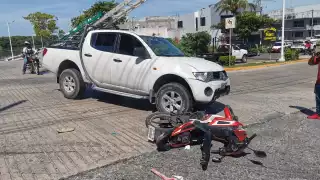 Dos jóvenes en motocicleta fueron accidentados en el puente de la Caleta, Colonia Morelos.