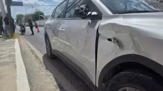 Automovilista se pasa el alto y provoca accidente contra agente de la Guardia Nacional