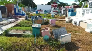Numerosas tumbas del cementerio lucen abandonadas y en mal estado debido al nulo mantenimiento.