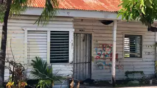 Algunas casas han sido vandalizadas y dañadas a través de los años.