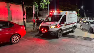 Paramédicos de Protección Civil llegaron al lugar de los hechos en una ambulancia.