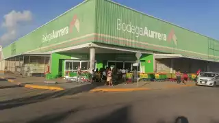 Bodega Aurrerá sobre la avenida Erick Paolo Martínez con Constituyentes del 74.