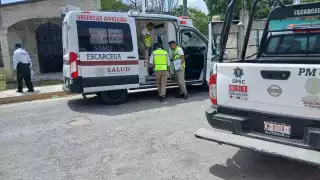 El motociclista fue atendido en el lugar por los paramédicos.