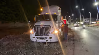 Tractocamión cargado con losetas se queda sin frenos en la avenida Cuatro Carriles.