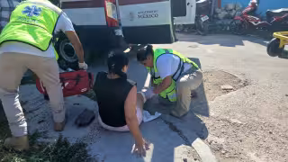 Joven herida en la rodilla por accidente en motocicleta Italika