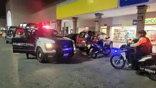 Autoridades y cuerpos de emergencia arribaron a Coppel Aviación tras el reporte de un intento de incendio