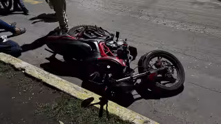 Motociclista termina con fractura tras brutal choque en Ciudad del Carmen