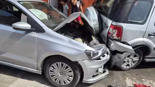 Aparatosa carambola en la colonia Obrera deja dos mujeres lesionadas.