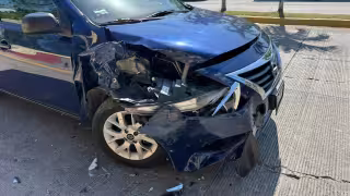 Aparatoso choque entre una camioneta Suzuki y un Nissan Versa frente a la Técnica 21.