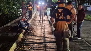 Una alegre noche de copas terminó en un refrescante e inesperado chapuzón en la Caleta.