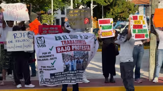 Bajo la consigna "En el UMF #12 trabajamos bajo protesta", expusieron sus demandas a las autoridades.