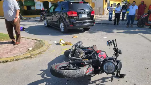 Motociclistas sufren fuerte accidente vial y son trasladados a emergencias Motociclistas sufren fuerte accidente vial y son trasladados a emergencias