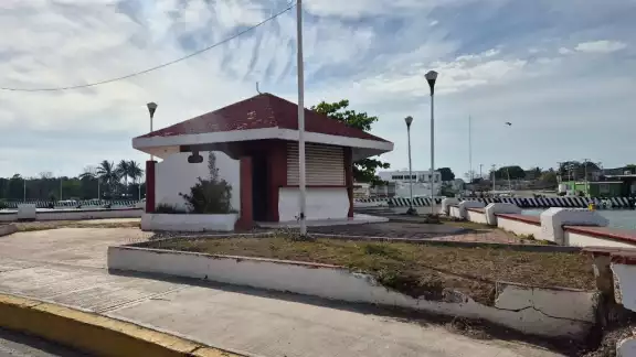La pestilencia inunda el lugar debido a que personas hacen ahí sus necesidades fisiológicas, mientras la Comuna se mantiene omisa.