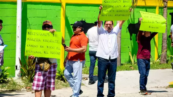 Socios del Sindicato de Matarifes se manifiestan nuevamente en el Rastro Municipal Socios del Sindicato de Matarifes se manifiestan nuevamente en el Rastro Municipal