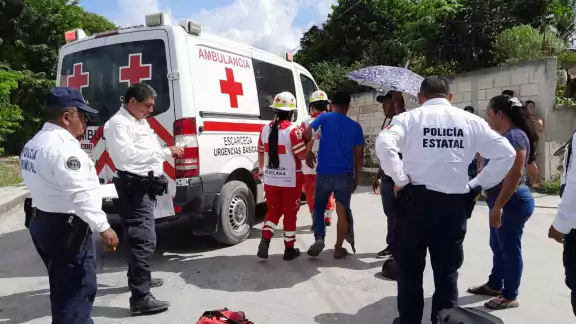 Un joven motociclista resultó lesionado en la rodilla derecha y con golpes en el rostro tras ser impactado