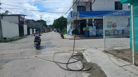 Tractocamión daña cables de Telmex y deja peligro en calle 22 por 51