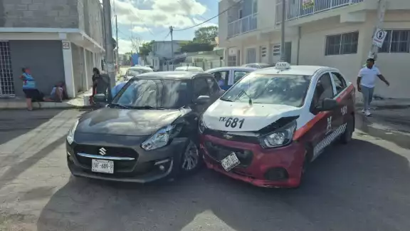 Un auto con placas de Quintana Roo se voló el alto en la colonia Centro de Champotón.
