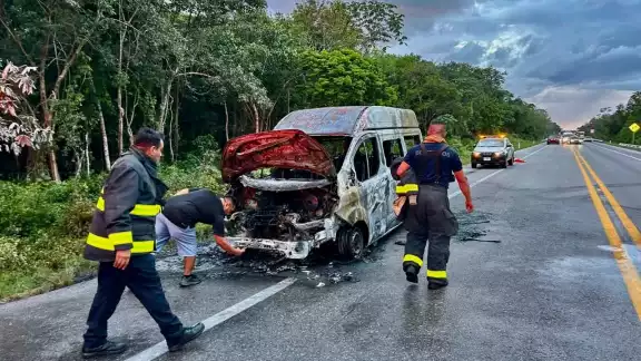 Aún con la intervención del Cuerpo de Bomberos, la unidad quedó inservible Aún con la intervención del Cuerpo de Bomberos, la unidad quedó inservible