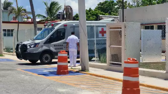 Personal de la Marina saca del agua a un abuelito que flotaba boca abajo, logrando salvarle la vida Personal de la Marina saca del agua a un abuelito que flotaba boca abajo, logrando salvarle la vida