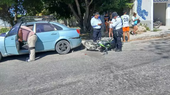 Accidente en la Revolución deja a madre e hija lesionadas; viajaban en moto a exceso de velocidad