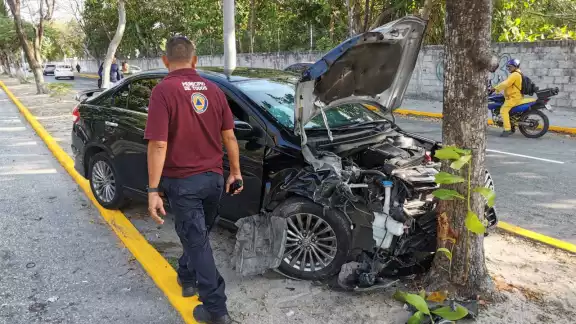 Doble colisión en Carmen deja un lesionado y daños materiales