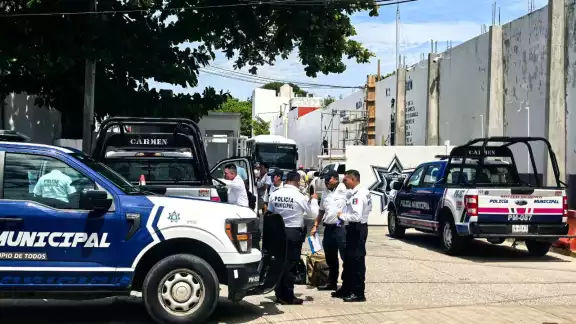 Policía despedido y otros enviados a limpiar corralón tras paro en Carmen