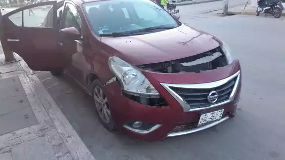 La camioneta no realizó su alto obligatorio e impactó al automóvil