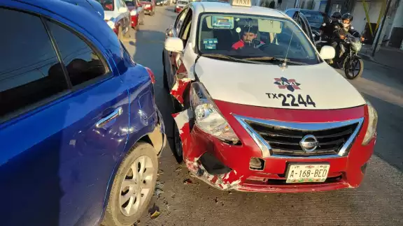 Fuerte choque entre particular y taxi en Ciudad del Carmen Fuerte choque entre particular y taxi en Ciudad del Carmen