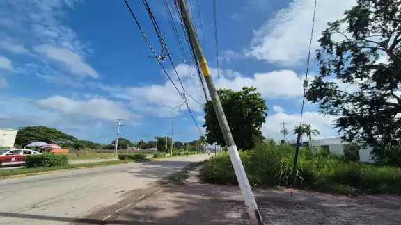 Vecinos alertan por poste en mal estado frente a la Policía Municipal de Champotón Vecinos alertan por poste en mal estado frente a la Policía Municipal de Champotón