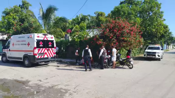 Policía y Cruz Roja atienden accidente en esquina de la colonia El Tajonal