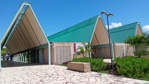 MERCADO MUNICIPAL DE BACALAR, UNA OBRA MILLONARIA QUE NO FUNCIONÓ MERCADO MUNICIPAL DE BACALAR, UNA OBRA MILLONARIA QUE NO FUNCIONÓ