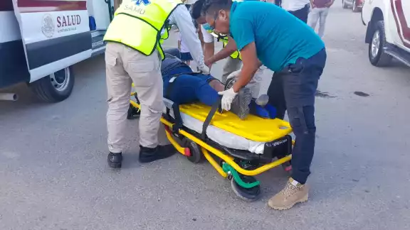 Mujer resulta lesionada al ser arrollada motocicleta por camioneta Mujer resulta lesionada al ser arrollada motocicleta por camioneta