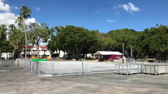 La pista de hielo se cuestiona mientras problemas en el municipio persisten.
