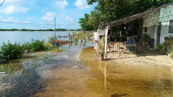El agua en los patios de las casas provocan que los vecinos no puedan salir