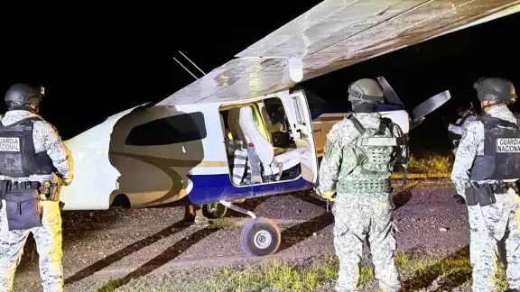 Elementos del Ejército Mexicano y de la Guardia Nacional aseguraron la aeronave. Elementos del Ejército Mexicano y de la Guardia Nacional aseguraron la aeronave.