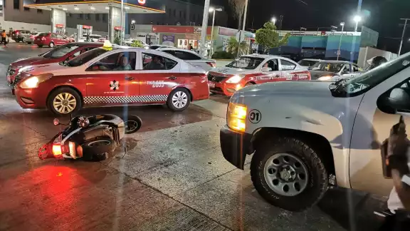 Una mujer que conducía una motoneta fue impactada por una camioneta Una mujer que conducía una motoneta fue impactada por una camioneta