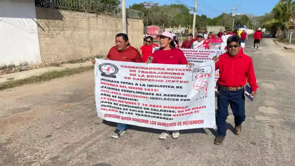 Protestan maestros en Hopelchén