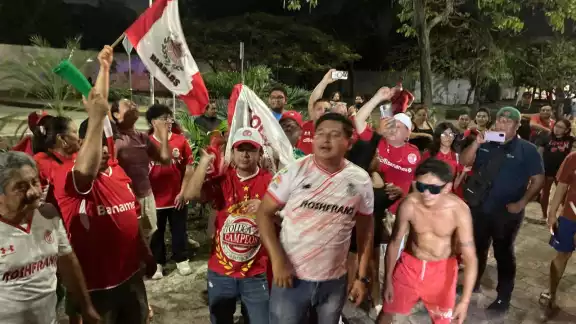 Los aficionados del Toluca celebraron en grande alrededor de la glorieta.
