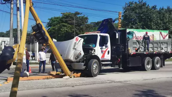 Un camión tipo Hiab de la empresa "Ssusa" causó daños materiales significativos en la avenida Isla de Tris Un camión tipo Hiab de la empresa "Ssusa" causó daños materiales significativos en la avenida Isla de Tris