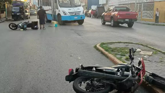 Motociclistas sufren fuerte choque en la Colonia Héctor Pérez Martínez Motociclistas sufren fuerte choque en la Colonia Héctor Pérez Martínez
