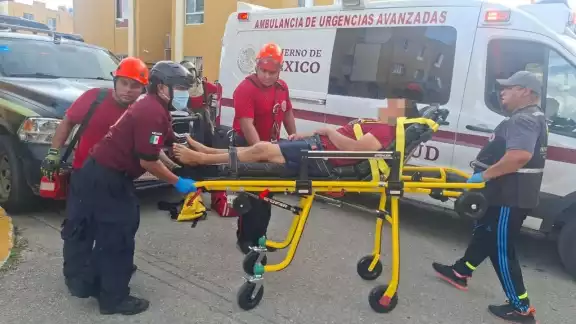 Los paramédicos auxiliaron al hombre y lo trasladaron a un hospital.