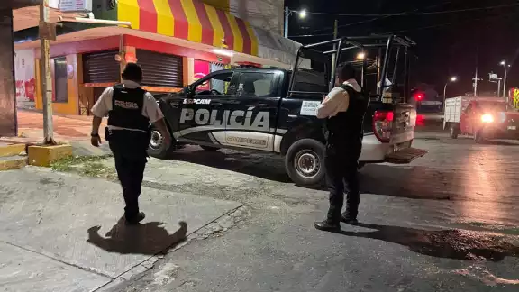 Los agentes se aseguraron de que el mal esposo no trate de escapar Los agentes se aseguraron de que el mal esposo no trate de escapar