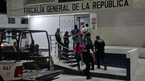 Detienen a tres sospechosos tras asalto armado en gasolinera de Escárcega. Detienen a tres sospechosos tras asalto armado en gasolinera de Escárcega.