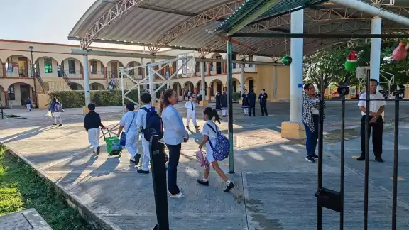 La Seduc ajustó los horarios escolares por el pronóstico de temperaturas extremas.