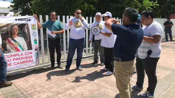El Comité Central de Lucha Magisterial del estado se plantó frente a las instalaciones de la SEQ