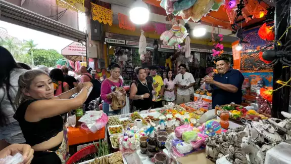 Diversos puertos de flores, dulces y artesanías lucen abarrotados Diversos puertos de flores, dulces y artesanías lucen abarrotados
