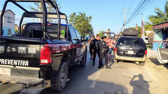 Elementos policiacos municipales y estatales, así como marinos, llegaron al lugar.