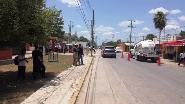 Bomberos y elementos de Protección arribaron al lugar ante el llamado de vecinos y maestro