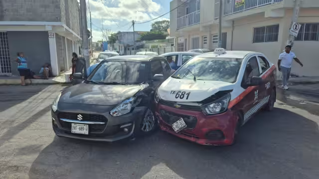 Un auto con placas de Quintana Roo se voló el alto en la colonia Centro de Champotón.