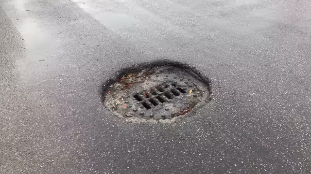 5 alcantarillas en mal estado se encuentran cerca del mercado "Lázaro Cardenas"